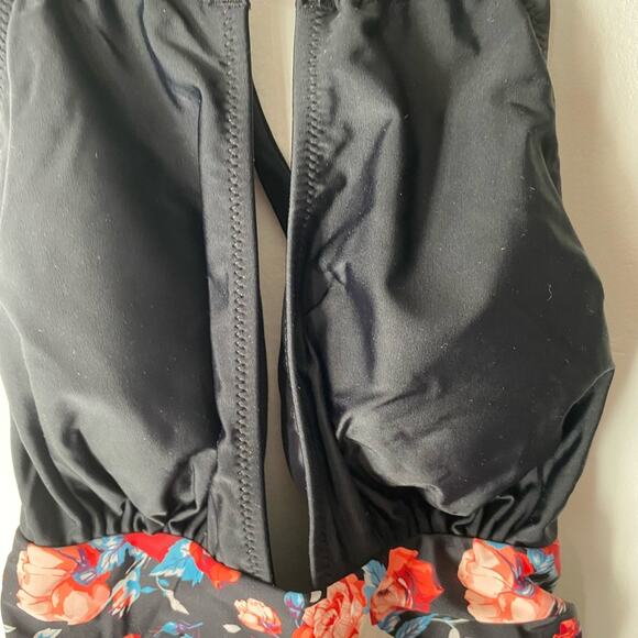 Cupshe Black Floral Woman’s One Piece Designer Swimsuit SZ M NWT - Picture 2 of 6